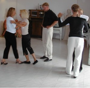 Tangokurs? Das erste an was die meisten wohl denken ist ein Tangokurs in einem Tangostudio, wo ein Tangolehrer oder eine Tangolehrerin ihren Schülern Tangoschritte erklären.