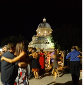 Tango in Italien. Wohin geht man in Italien zum Tango tanzen? Zum Beispiel zur sommerlichen Open Air Milonga in Todi, mit der Bramantekirche als spektakulärer Kulisse.harmonisch Tangotanzen in der Ronda