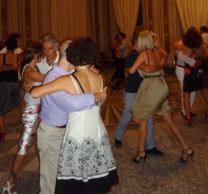Tango ist ein sozialer Tanz, ein Tanz der Gemeinschaft aller Tänzer auf der Tanzfläche. Wer das weiß und respektiert hat beste Chancen, seine soziale Kompetenz zu stärken.