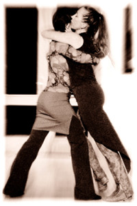 Bühnenauftritte mit der legendären Show "Tango Mujer", oder Tango tanzen auf der Tanzfläche, - Brigitte Winkler weiß wie es geht. Und - sie kann Dir mit ihrer langen Tanzerfahrung zeigen, wie Du dabei für Deinen Körper schonend, entspannt tanzt und Schmerzen vermeidest.